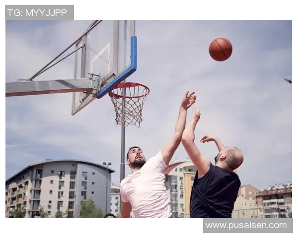 热爱篮球与妻子的明星男士展现生活中的甜蜜与激情